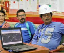 Líderes de duas comunidades pesqueiras do entorno dos Portos do Paraná, representantes das ilhas de Eufrasina e Amparo, participaram da oficina de educação ambiental com a tripulação a bordo da embarcação que faz a dragagem de manutenção dos Portos de Paranaguá e Antonina. Foto: Claudio Neves/Portos do Paraná