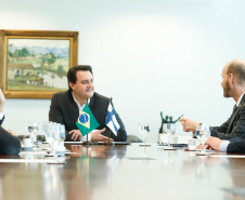 O Governo do Paraná estabeleceu os primeiros contatos para firmar parceria com a Finlândia na área de educação. O governador Carlos Massa Ratinho Junior autorizou que uma delegação com 40 professores da Rede Estadual de Ensino passe três semanas, em abril de 2020, em Helsinque, capital finlandesa, para conhecer detalhes do setor educacional do país europeu, uma das maiores referências mundiais na área.