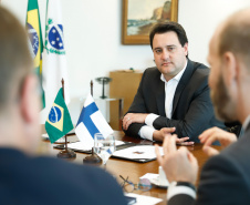 O Governo do Paraná estabeleceu os primeiros contatos para firmar parceria com a Finlândia na área de educação. O governador Carlos Massa Ratinho Junior autorizou que uma delegação com 40 professores da Rede Estadual de Ensino passe três semanas, em abril de 2020, em Helsinque, capital finlandesa, para conhecer detalhes do setor educacional do país europeu, uma das maiores referências mundiais na área.