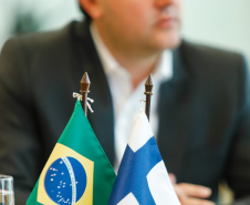 O Governo do Paraná estabeleceu os primeiros contatos para firmar parceria com a Finlândia na área de educação. O governador Carlos Massa Ratinho Junior autorizou que uma delegação com 40 professores da Rede Estadual de Ensino passe três semanas, em abril de 2020, em Helsinque, capital finlandesa, para conhecer detalhes do setor educacional do país europeu, uma das maiores referências mundiais na área.