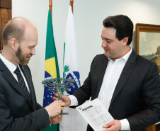O Governo do Paraná estabeleceu os primeiros contatos para firmar parceria com a Finlândia na área de educação. O governador Carlos Massa Ratinho Junior autorizou que uma delegação com 40 professores da Rede Estadual de Ensino passe três semanas, em abril de 2020, em Helsinque, capital finlandesa, para conhecer detalhes do setor educacional do país europeu, uma das maiores referências mundiais na área.