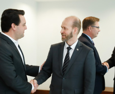 O Governo do Paraná estabeleceu os primeiros contatos para firmar parceria com a Finlândia na área de educação. O governador Carlos Massa Ratinho Junior autorizou que uma delegação com 40 professores da Rede Estadual de Ensino passe três semanas, em abril de 2020, em Helsinque, capital finlandesa, para conhecer detalhes do setor educacional do país europeu, uma das maiores referências mundiais na área.