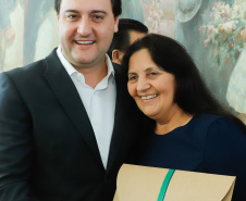  governador Carlos Massa Ratinho Junior recebeu nesta quarta-feira (2) pastores da Diretoria da Convenção das Igrejas Evangélicas Assembleia de Deus no Paraná. O encontro comemorou os 90 anos da Igreja Evangélica Assembleia de Deus em Curitiba. Ratinho Junior destacou o trabalho social da Convenção e disse que espera ter a igreja evangélica e as demais religiões como conselheiras do Governo, principalmente em políticas sociais voltadas às populações mais vulneráveis.