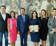  governador Carlos Massa Ratinho Junior recebeu nesta quarta-feira (2) pastores da Diretoria da Convenção das Igrejas Evangélicas Assembleia de Deus no Paraná. O encontro comemorou os 90 anos da Igreja Evangélica Assembleia de Deus em Curitiba. Ratinho Junior destacou o trabalho social da Convenção e disse que espera ter a igreja evangélica e as demais religiões como conselheiras do Governo, principalmente em políticas sociais voltadas às populações mais vulneráveis.