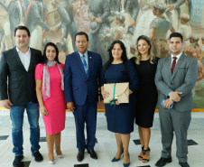  governador Carlos Massa Ratinho Junior recebeu nesta quarta-feira (2) pastores da Diretoria da Convenção das Igrejas Evangélicas Assembleia de Deus no Paraná. O encontro comemorou os 90 anos da Igreja Evangélica Assembleia de Deus em Curitiba. Ratinho Junior destacou o trabalho social da Convenção e disse que espera ter a igreja evangélica e as demais religiões como conselheiras do Governo, principalmente em políticas sociais voltadas às populações mais vulneráveis.