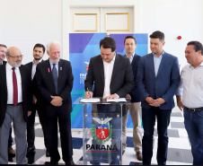 O governador Carlos Massa Ratinho Júnior nomeou nesta quarta-feira (02) os primeiros servidores efetivos da Agência Reguladora de Serviços Públicos Delegados de Infraestrutura do Paraná (Agepar). Presentes: secretários: Chefe da Casa Civil, Guto Silva; de Desenvolvimento Ambiental e de Turismo do Paraná, Márcio Nunes; presidente da Agepar, Omar Akel; de Infraestrutura e Logística, Sandro Alex; entre outros.Curitiba, 02-09-19.Foto: Arnaldo Alves / AEN.