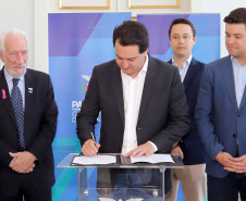 O governador Carlos Massa Ratinho Júnior nomeou nesta quarta-feira (02) os primeiros servidores efetivos da Agência Reguladora de Serviços Públicos Delegados de Infraestrutura do Paraná (Agepar). Presentes: secretários: Chefe da Casa Civil, Guto Silva; de Desenvolvimento Ambiental e de Turismo do Paraná, Márcio Nunes; presidente da Agepar, Omar Akel; de Infraestrutura e Logística, Sandro Alex; entre outros.Curitiba, 02-09-19.Foto: Arnaldo Alves / AEN.