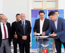 O governador Carlos Massa Ratinho Júnior nomeou nesta quarta-feira (02) os primeiros servidores efetivos da Agência Reguladora de Serviços Públicos Delegados de Infraestrutura do Paraná (Agepar). Presentes: secretários: Chefe da Casa Civil, Guto Silva; de Desenvolvimento Ambiental e de Turismo do Paraná, Márcio Nunes; presidente da Agepar, Omar Akel; de Infraestrutura e Logística, Sandro Alex; entre outros.Curitiba, 02-09-19.Foto: Arnaldo Alves / AEN.