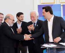 O governador Carlos Massa Ratinho Júnior nomeou nesta quarta-feira (02) os primeiros servidores efetivos da Agência Reguladora de Serviços Públicos Delegados de Infraestrutura do Paraná (Agepar). Presentes: secretários: Chefe da Casa Civil, Guto Silva; de Desenvolvimento Ambiental e de Turismo do Paraná, Márcio Nunes; presidente da Agepar, Omar Akel; de Infraestrutura e Logística, Sandro Alex; entre outros.Curitiba, 02-09-19.Foto: Arnaldo Alves / AEN.