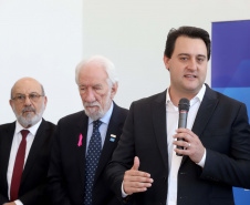 O governador Carlos Massa Ratinho Júnior nomeou nesta quarta-feira (02) os primeiros servidores efetivos da Agência Reguladora de Serviços Públicos Delegados de Infraestrutura do Paraná (Agepar). Presentes: secretários: Chefe da Casa Civil, Guto Silva; de Desenvolvimento Ambiental e de Turismo do Paraná, Márcio Nunes; presidente da Agepar, Omar Akel; de Infraestrutura e Logística, Sandro Alex; entre outros.Curitiba, 02-09-19.Foto: Arnaldo Alves / AEN.