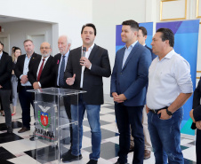 O governador Carlos Massa Ratinho Júnior nomeou nesta quarta-feira (02) os primeiros servidores efetivos da Agência Reguladora de Serviços Públicos Delegados de Infraestrutura do Paraná (Agepar). Presentes: secretários: Chefe da Casa Civil, Guto Silva; de Desenvolvimento Ambiental e de Turismo do Paraná, Márcio Nunes; presidente da Agepar, Omar Akel; de Infraestrutura e Logística, Sandro Alex; entre outros.Curitiba, 02-09-19.Foto: Arnaldo Alves / AEN.