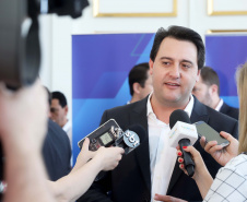 O governador Carlos Massa Ratinho Júnior nomeou nesta quarta-feira (02) os primeiros servidores efetivos da Agência Reguladora de Serviços Públicos Delegados de Infraestrutura do Paraná (Agepar). Presentes: secretários: Chefe da Casa Civil, Guto Silva; de Desenvolvimento Ambiental e de Turismo do Paraná, Márcio Nunes; presidente da Agepar, Omar Akel; de Infraestrutura e Logística, Sandro Alex; entre outros.Curitiba, 02-09-19.Foto: Arnaldo Alves / AEN.