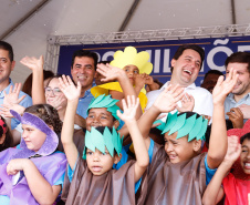 Londrina e outros sete municípios do Norte do Paraná terão R$ 29,8 milhões para fazer investimentos em escolas, ruas, centro cultural e compra de equipamentos. O governador Carlos Massa Ratinho Junior esteve nesta quinta-feira (03) em Londrina, onde recebeu os prefeitos e autorizou as licitações e homologações dos projetos.
