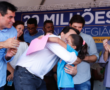 Londrina e outros sete municípios do Norte do Paraná terão R$ 29,8 milhões para fazer investimentos em escolas, ruas, centro cultural e compra de equipamentos. O governador Carlos Massa Ratinho Junior esteve nesta quinta-feira (03) em Londrina, onde recebeu os prefeitos e autorizou as licitações e homologações dos projetos.