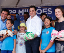 Londrina e outros sete municípios do Norte do Paraná terão R$ 29,8 milhões para fazer investimentos em escolas, ruas, centro cultural e compra de equipamentos. O governador Carlos Massa Ratinho Junior esteve nesta quinta-feira (03) em Londrina, onde recebeu os prefeitos e autorizou as licitações e homologações dos projetos.