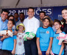 Londrina e outros sete municípios do Norte do Paraná terão R$ 29,8 milhões para fazer investimentos em escolas, ruas, centro cultural e compra de equipamentos. O governador Carlos Massa Ratinho Junior esteve nesta quinta-feira (03) em Londrina, onde recebeu os prefeitos e autorizou as licitações e homologações dos projetos.