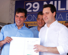 Londrina e outros sete municípios do Norte do Paraná terão R$ 29,8 milhões para fazer investimentos em escolas, ruas, centro cultural e compra de equipamentos. O governador Carlos Massa Ratinho Junior esteve nesta quinta-feira (03) em Londrina, onde recebeu os prefeitos e autorizou as licitações e homologações dos projetos.