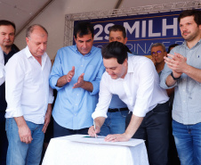 Londrina e outros sete municípios do Norte do Paraná terão R$ 29,8 milhões para fazer investimentos em escolas, ruas, centro cultural e compra de equipamentos. O governador Carlos Massa Ratinho Junior esteve nesta quinta-feira (03) em Londrina, onde recebeu os prefeitos e autorizou as licitações e homologações dos projetos.