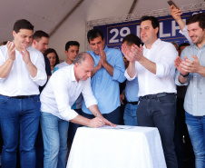 Londrina e outros sete municípios do Norte do Paraná terão R$ 29,8 milhões para fazer investimentos em escolas, ruas, centro cultural e compra de equipamentos. O governador Carlos Massa Ratinho Junior esteve nesta quinta-feira (03) em Londrina, onde recebeu os prefeitos e autorizou as licitações e homologações dos projetos.
