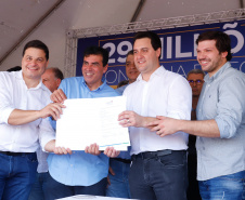 Londrina e outros sete municípios do Norte do Paraná terão R$ 29,8 milhões para fazer investimentos em escolas, ruas, centro cultural e compra de equipamentos. O governador Carlos Massa Ratinho Junior esteve nesta quinta-feira (03) em Londrina, onde recebeu os prefeitos e autorizou as licitações e homologações dos projetos.