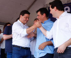Londrina e outros sete municípios do Norte do Paraná terão R$ 29,8 milhões para fazer investimentos em escolas, ruas, centro cultural e compra de equipamentos. O governador Carlos Massa Ratinho Junior esteve nesta quinta-feira (03) em Londrina, onde recebeu os prefeitos e autorizou as licitações e homologações dos projetos.