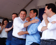 Londrina e outros sete municípios do Norte do Paraná terão R$ 29,8 milhões para fazer investimentos em escolas, ruas, centro cultural e compra de equipamentos. O governador Carlos Massa Ratinho Junior esteve nesta quinta-feira (03) em Londrina, onde recebeu os prefeitos e autorizou as licitações e homologações dos projetos.