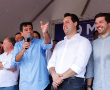 Londrina e outros sete municípios do Norte do Paraná terão R$ 29,8 milhões para fazer investimentos em escolas, ruas, centro cultural e compra de equipamentos. O governador Carlos Massa Ratinho Junior esteve nesta quinta-feira (03) em Londrina, onde recebeu os prefeitos e autorizou as licitações e homologações dos projetos.