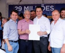 Londrina e outros sete municípios do Norte do Paraná terão R$ 29,8 milhões para fazer investimentos em escolas, ruas, centro cultural e compra de equipamentos. O governador Carlos Massa Ratinho Junior esteve nesta quinta-feira (03) em Londrina, onde recebeu os prefeitos e autorizou as licitações e homologações dos projetos.