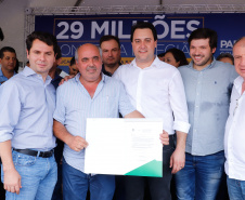 Londrina e outros sete municípios do Norte do Paraná terão R$ 29,8 milhões para fazer investimentos em escolas, ruas, centro cultural e compra de equipamentos. O governador Carlos Massa Ratinho Junior esteve nesta quinta-feira (03) em Londrina, onde recebeu os prefeitos e autorizou as licitações e homologações dos projetos.