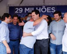 Londrina e outros sete municípios do Norte do Paraná terão R$ 29,8 milhões para fazer investimentos em escolas, ruas, centro cultural e compra de equipamentos. O governador Carlos Massa Ratinho Junior esteve nesta quinta-feira (03) em Londrina, onde recebeu os prefeitos e autorizou as licitações e homologações dos projetos.