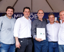 Londrina e outros sete municípios do Norte do Paraná terão R$ 29,8 milhões para fazer investimentos em escolas, ruas, centro cultural e compra de equipamentos. O governador Carlos Massa Ratinho Junior esteve nesta quinta-feira (03) em Londrina, onde recebeu os prefeitos e autorizou as licitações e homologações dos projetos.