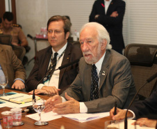 O vice-governador Darci Piana, durante reunião ordinária do Conselho Nacional dos Secretários de Estado da Justiça, da Cidadania, Direitos Humanos e Administração Penitenciária (Consej), no Gabinete de Gestão e Informações (GGI), no Palácio Iguaçu.
Foto: Camila Tonetti/Vice-givernadoria