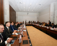 O vice-governador Darci Piana, durante reunião ordinária do Conselho Nacional dos Secretários de Estado da Justiça, da Cidadania, Direitos Humanos e Administração Penitenciária (Consej), no Gabinete de Gestão e Informações (GGI), no Palácio Iguaçu.
Foto: Camila Tonetti/Vice-givernadoria
