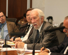 O vice-governador Darci Piana, durante reunião ordinária do Conselho Nacional dos Secretários de Estado da Justiça, da Cidadania, Direitos Humanos e Administração Penitenciária (Consej), no Gabinete de Gestão e Informações (GGI), no Palácio Iguaçu.
Foto: Camila Tonetti/Vice-givernadoria