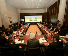 O vice-governador Darci Piana, durante reunião ordinária do Conselho Nacional dos Secretários de Estado da Justiça, da Cidadania, Direitos Humanos e Administração Penitenciária (Consej), no Gabinete de Gestão e Informações (GGI), no Palácio Iguaçu.
Foto: Camila Tonetti/Vice-givernadoria