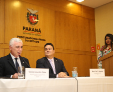 Tomaram posse nesta quinta-feira (03) dez novos procuradores estaduais aprovados no concurso promovido pela Procuradoria-Geral do Estado (PGE). Eles foram aprovados no XV Concurso Público para ingresso na carreira de Procurador do Estado do Paraná, promovido em 2015. Com a cerimônia de posse promovida pela PGE, o grupo inicia suas atividades na administração pública. Foto: José Fernando Ogura/AEN