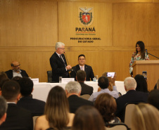 Tomaram posse nesta quinta-feira (03) dez novos procuradores estaduais aprovados no concurso promovido pela Procuradoria-Geral do Estado (PGE). Eles foram aprovados no XV Concurso Público para ingresso na carreira de Procurador do Estado do Paraná, promovido em 2015. Com a cerimônia de posse promovida pela PGE, o grupo inicia suas atividades na administração pública. Foto: José Fernando Ogura/AEN