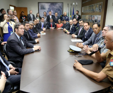 O governador Carlos Massa Ratinho Junior e o ministro da Justiça e Segurança Pública, Sergio Moro,  durante reunião com o prefeito de São José dos Pinhais, Toninho Fenelon, e os comandos das equipes de segurança da União, estados e município que atuam em conjunto no projeto-piloto iniciado pelo Ministério em 30 de agosto. Foto: José Fernando Ogura/AEN