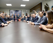 O governador Carlos Massa Ratinho Junior e o ministro da Justiça e Segurança Pública, Sergio Moro,  durante reunião com o prefeito de São José dos Pinhais, Toninho Fenelon, e os comandos das equipes de segurança da União, estados e município que atuam em conjunto no projeto-piloto iniciado pelo Ministério em 30 de agosto. Foto: José Fernando Ogura/AEN