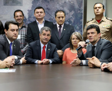 O governador Carlos Massa Ratinho Junior e o ministro da Justiça e Segurança Pública, Sergio Moro,  durante reunião com o prefeito de São José dos Pinhais, Toninho Fenelon, e os comandos das equipes de segurança da União, estados e município que atuam em conjunto no projeto-piloto iniciado pelo Ministério em 30 de agosto. Foto: José Fernando Ogura/AEN