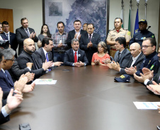 O governador Carlos Massa Ratinho Junior e o ministro da Justiça e Segurança Pública, Sergio Moro,  durante reunião com o prefeito de São José dos Pinhais, Toninho Fenelon, e os comandos das equipes de segurança da União, estados e município que atuam em conjunto no projeto-piloto iniciado pelo Ministério em 30 de agosto. Foto: José Fernando Ogura/AEN