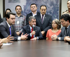 O governador Carlos Massa Ratinho Junior e o ministro da Justiça e Segurança Pública, Sergio Moro,  durante reunião com o prefeito de São José dos Pinhais, Toninho Fenelon, e os comandos das equipes de segurança da União, estados e município que atuam em conjunto no projeto-piloto iniciado pelo Ministério em 30 de agosto. Foto: José Fernando Ogura/AEN