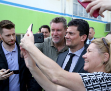 O governador Carlos Massa Ratinho Junior e o ministro da Justiça e Segurança Pública, Sergio Moro,  durante reunião com o prefeito de São José dos Pinhais, Toninho Fenelon, e os comandos das equipes de segurança da União, estados e município que atuam em conjunto no projeto-piloto iniciado pelo Ministério em 30 de agosto. Foto: José Fernando Ogura/AEN