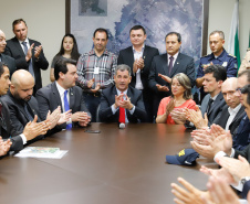 O governador Carlos Massa Ratinho Junior e o ministro da Justiça e Segurança Pública, Sergio Moro,  durante reunião com o prefeito de São José dos Pinhais, Toninho Fenelon, e os comandos das equipes de segurança da União, estados e município que atuam em conjunto no projeto-piloto iniciado pelo Ministério em 30 de agosto. 