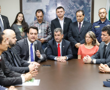 O governador Carlos Massa Ratinho Junior e o ministro da Justiça e Segurança Pública, Sergio Moro,  durante reunião com o prefeito de São José dos Pinhais, Toninho Fenelon, e os comandos das equipes de segurança da União, estados e município que atuam em conjunto no projeto-piloto iniciado pelo Ministério em 30 de agosto. 