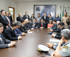 O governador Carlos Massa Ratinho Junior e o ministro da Justiça e Segurança Pública, Sergio Moro,  durante reunião com o prefeito de São José dos Pinhais, Toninho Fenelon, e os comandos das equipes de segurança da União, estados e município que atuam em conjunto no projeto-piloto iniciado pelo Ministério em 30 de agosto. 