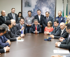 O governador Carlos Massa Ratinho Junior e o ministro da Justiça e Segurança Pública, Sergio Moro,  durante reunião com o prefeito de São José dos Pinhais, Toninho Fenelon, e os comandos das equipes de segurança da União, estados e município que atuam em conjunto no projeto-piloto iniciado pelo Ministério em 30 de agosto. 