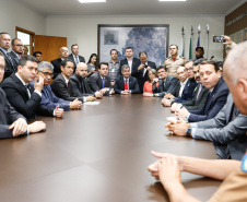 O governador Carlos Massa Ratinho Junior e o ministro da Justiça e Segurança Pública, Sergio Moro,  durante reunião com o prefeito de São José dos Pinhais, Toninho Fenelon, e os comandos das equipes de segurança da União, estados e município que atuam em conjunto no projeto-piloto iniciado pelo Ministério em 30 de agosto. 