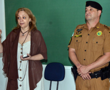 A coordenadora de Políticas para Mulheres do Governo do Estado, Goretti Bussolo, e o policial militar da reserva que trabalha num dos turnos de um colégio em Fazenda Rio Grande, na Região Metropolitana de Curitiba, parte do programa Escola Segura, receberam nesta sexta-feira (4) cinco denúncias de abuso e violência durante uma palestra que tinha como título Feminicídio e Violência Contra a Mulher