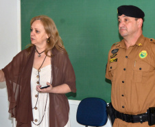A coordenadora de Políticas para Mulheres do Governo do Estado, Goretti Bussolo, e o policial militar da reserva que trabalha num dos turnos de um colégio em Fazenda Rio Grande, na Região Metropolitana de Curitiba, parte do programa Escola Segura, receberam nesta sexta-feira (4) cinco denúncias de abuso e violência durante uma palestra que tinha como título Feminicídio e Violência Contra a Mulher